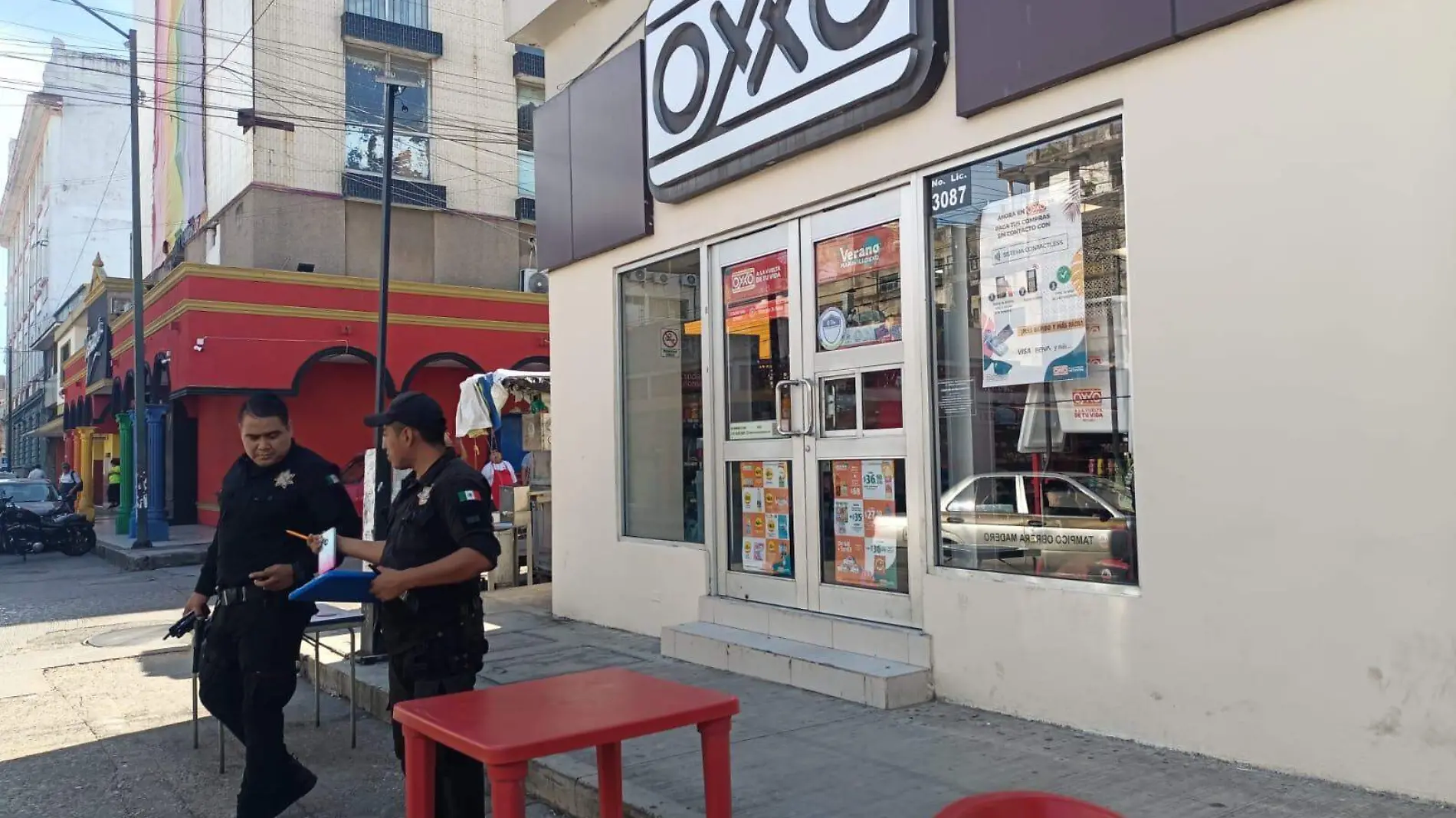 La tienda de conveniencia está ubicada en la esquina de las calles Isauro Alfaro y Díaz Mirón